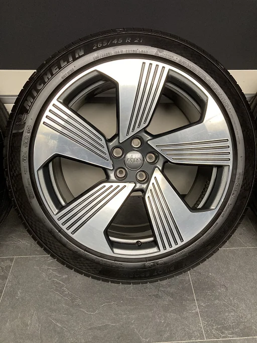 21” originele Audi Etron velgen + Michelin banden 5x112 4KE 601 025F