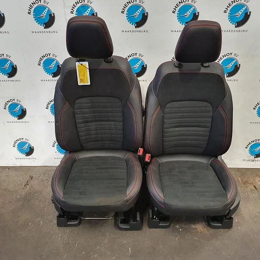 KUGA NIEUW INTERIEUR HALF LEDER  MET STOELVERWARMING VOOR EN ACHTER