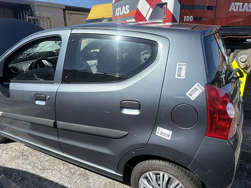 Deur links achter suzuki alto vanaf 2007 kleur: ZY4