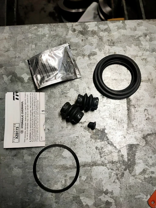 Nissan Micra III / Note 1 remklauw revisieset vooras D11240X625