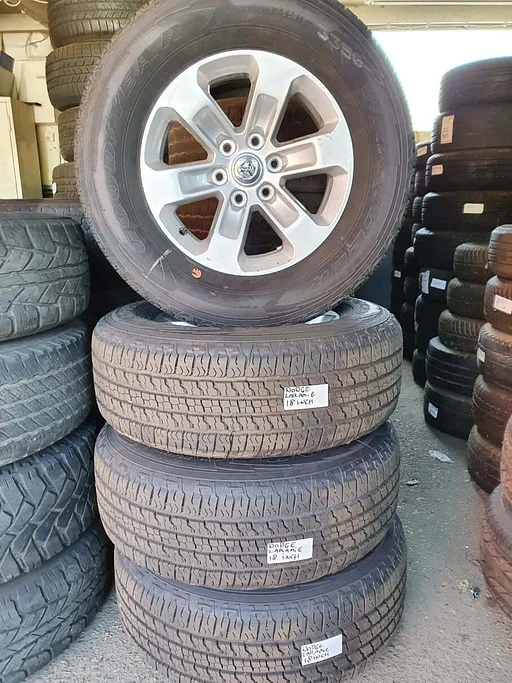 Dodge Ram Laramie velgen met banden vanaf bj 2019