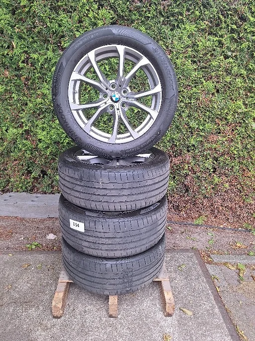 Lichtmetalen velgen met zomerbanden 17 Inch, afkomstig van een BMW 3 serie