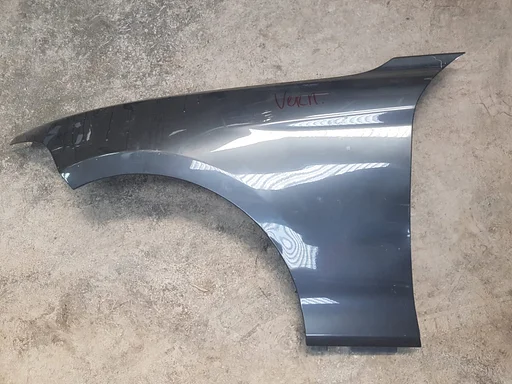 BMW 1er voorscherm links F20 F21 deukje