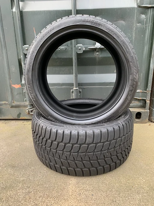 2x Bridgestone 255 35 18 Winterbanden met 8.4