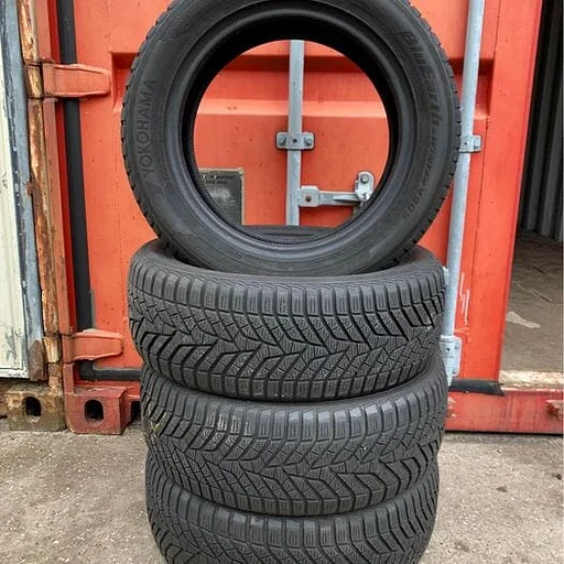 4x Yokohama 205 55 16 met 6,8 en 6,3 mm winterbanden