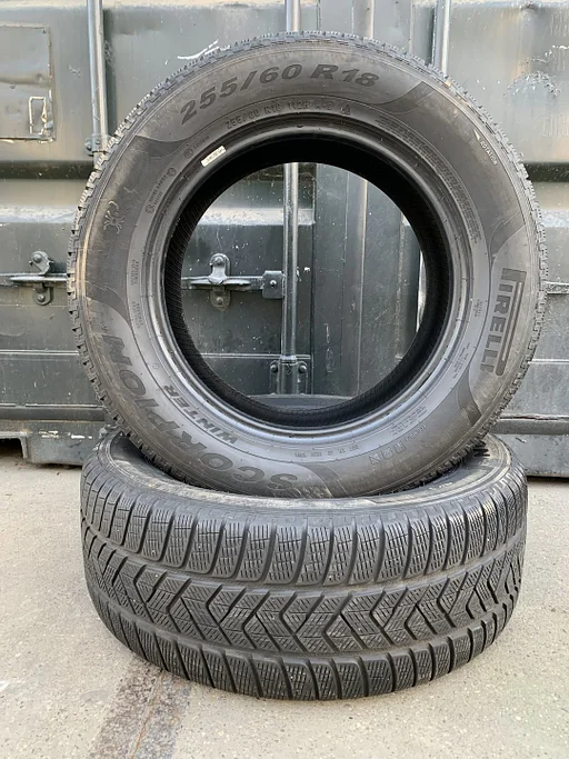 2x Pirelli 255 60 18 Sotto Zero Winterbanden met 6 mm