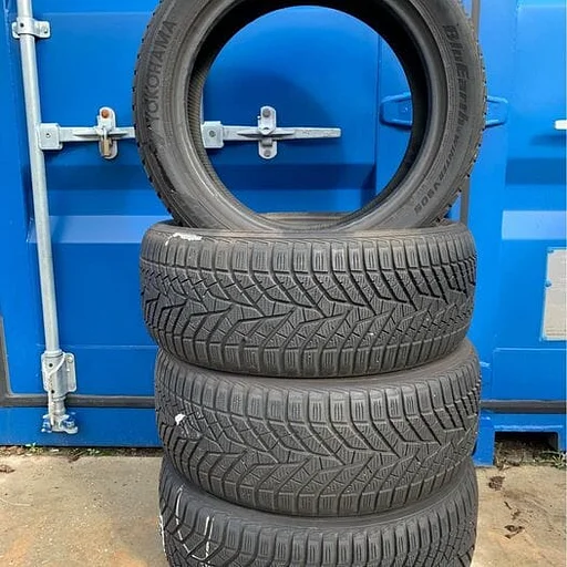 4x Yokohama 225 50 18 met 7,4 en 6,8 mm winterbanden