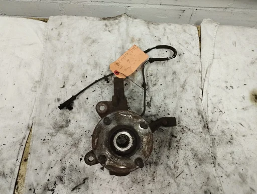 Fusee stuk links met wiellager en wielnaaf Ford Fiesta JA8 AY1C3K171BA