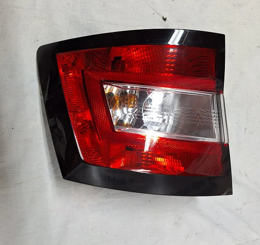 Achterlicht Skoda Fabia III NJ5 links buiten 6V9945095 Combi