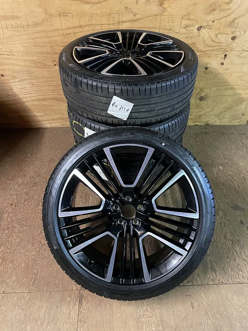 Volvo XC40 5-Triple Open Spoke Black (C011) wielen met Pirelli zomerbanden