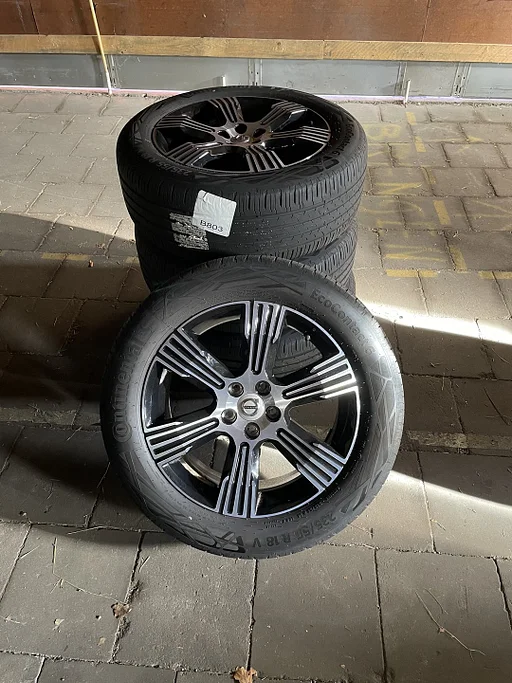 Volvo XC40 6-Spoke Black Diamond-Cut wielen met Continental EcoContact 6 zomerbanden