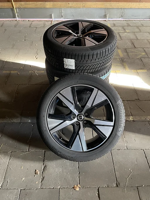 Volvo XC40 – 5 Dubbelspaaks Black Diamond Cut wielen met Continental WinterContact banden