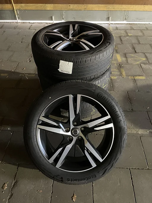 Volvo XC40 (niet BEV) – 5 Double Spoke Matt Black Diamond Cut (911) wielen met Continental EcoContact 6 zomerbanden
