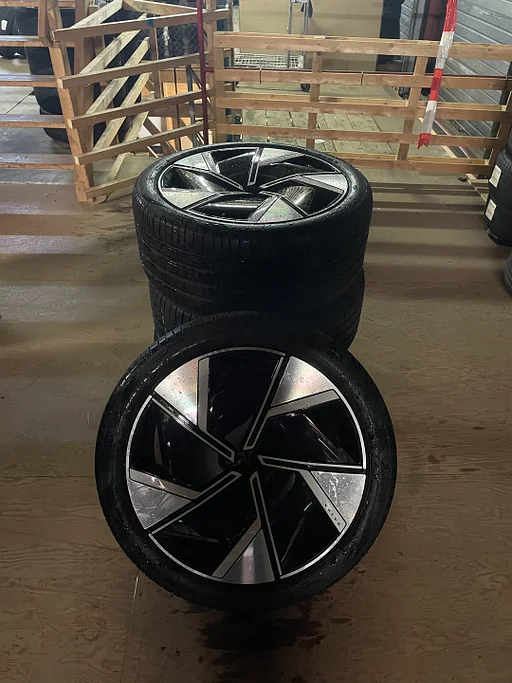 Volvo EX90 22” 5-spoke wielen + Pirelli 265/40 R22 – schadevrij, als nieuw