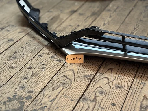 onderzijde voorbumper voor XC90 2016> in de kleur 717 + de inleg 31353833 in de kleur mat 711