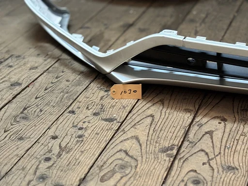 onderzijde voorbumper  voor XC90 2013> in kleur 707 + de inleg in de kleur mat 711