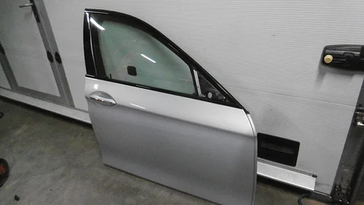 Portier rechtsvoor BMW 5-serie F10 en F11  zilvermetallic. shadowline