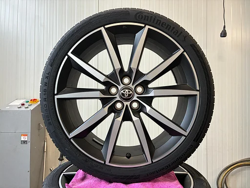 18 inch Toyota Yaris GR 5x100 Velgen + Banden Origineel NIEUW Continental TPMS Hybrid