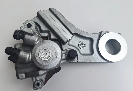 Brembo remklauw achter met goede remschijven en ankerplaat KTM Super Duke 990