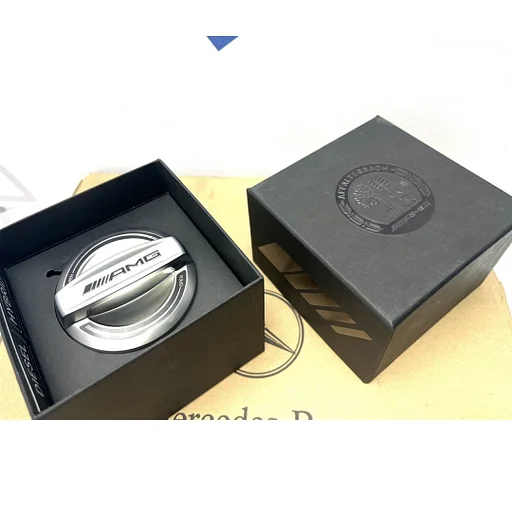 Mercedes AMG TANKDOP (draai dop) A35 A45 CLA45 GLA45 C63 E63 GT63 G63 GLB35 GLC63 GLE63 GLS63 CLS63 S63 GTC GTR A B C CLA CLS E G GLA GLC GLE GLS GT S V KLASSE W177 W205 W118 W213 W238 H247 W253 W167 W463 X290 origineel Mercedes AMG