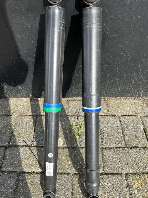 Schokbreker achter Toyota hi lux  SET L/R SAMEN € 99 PER STUK €50