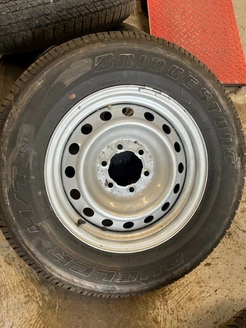 Set banden en stalen velgen 17 INCH TOYOTA HI LUX Bridgestone dueler H/T 245/70R17 M&S Band €440