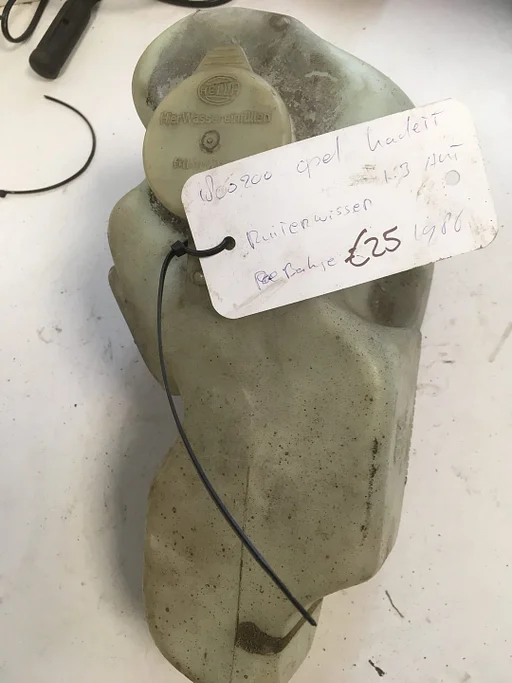 Opel Kadett E 1986 ruitensproeierreservoir