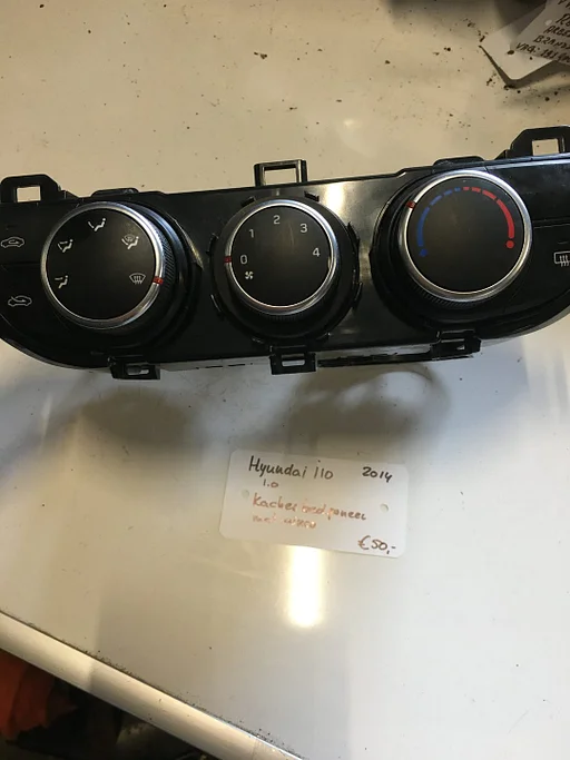 Hyundai i 10   1.0 2014  Kachelbedieningspaneel met airco