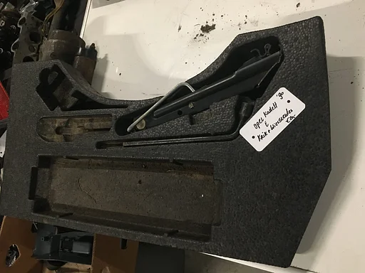 Opel Kadett E 1990 Krik met wielsleutel