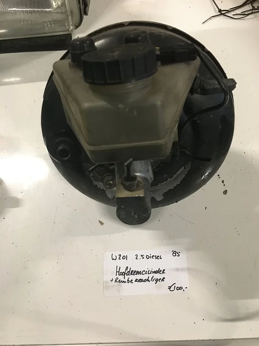 Mercedes W201  2.5 diesel 1985  automaat Rembekrachtiger met Hoofdremcilinder