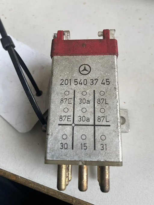 Mercedes W201 Overspanningsrelais