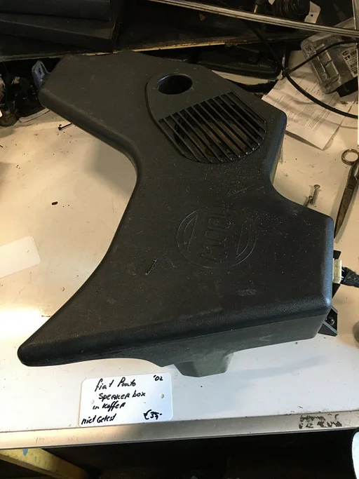 Fita Punto 2002 Speakerbox in kofferbak