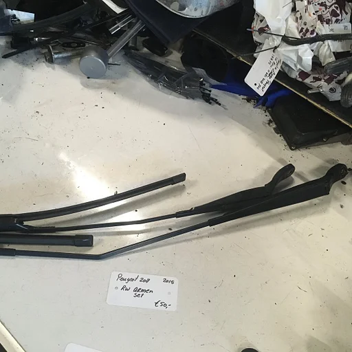 Peugeot 208 1.2 3 cil 5bak 5drs 2015 Ruitenwisserarmen set