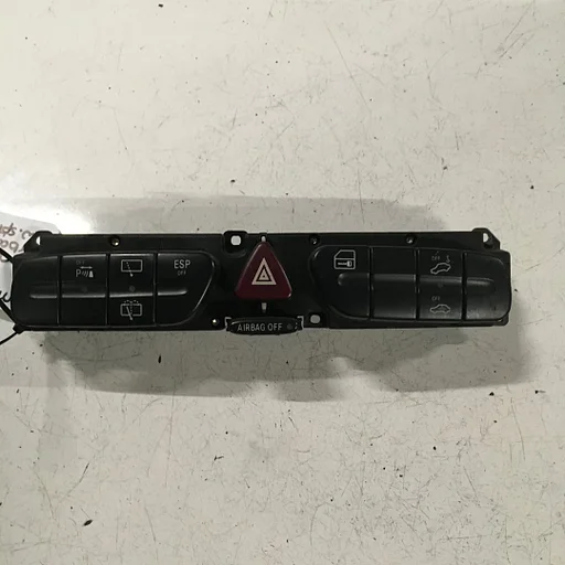 Mercedes C203 220 cdi 2003 Alarmlichtschakelaar , airbagschakelaar, cv schakelaar , achterruitenwisserschakelaar.