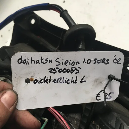 Daihatsu Sirion 1.0 5drs 2002 wagennr 2500085  Achterlicht Links