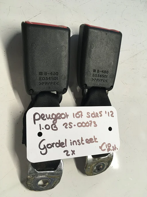 Peugeot 107  1.0 B    5drs 2009-2012   2500072 /73  Gordel Sluiting achter midden