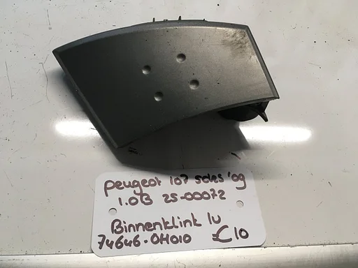 Peugeot 107 1.0 B 5drs 2009 2500072  Greep binnen linksvoor 74646-0H010