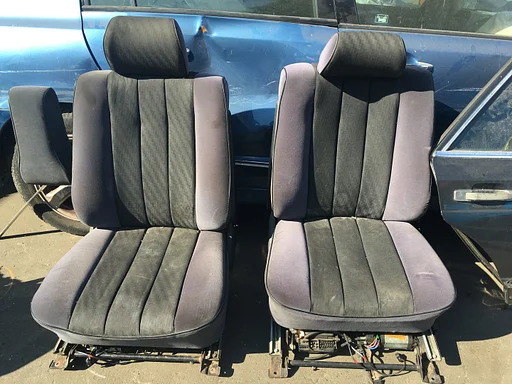 Mercedes W126 1985  Interieur  2 x Stoelen  elektr. met armsteun  + Achterbank met hoofdsteunen