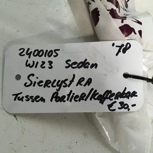 Mercedes W123 sedan 1978  2400105 Sierlijst Rechtsachter tussen portier en kofferbak