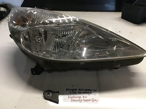 Peugeot 607 Sedan 2.2B 2001 2500092 Koplamp Rechtsvoor( steuntje afgebroken zit erbij )
