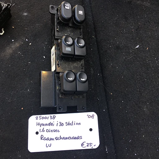 Hyundai i30 CW Station 1.6 Diesel 2008 2500138  Raamschakelaars Linksvoor 93570-2L010