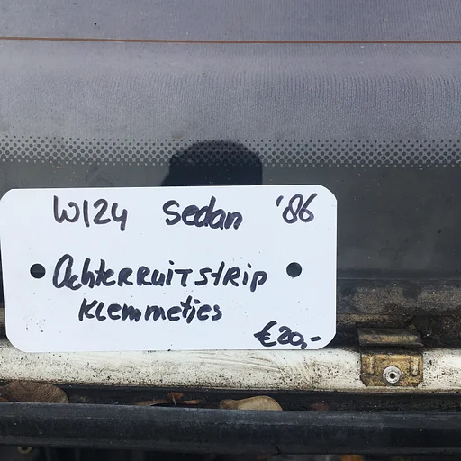 Mercedes W124 Sedan  1986  Klemmetjes TBV Strip onder achterruit