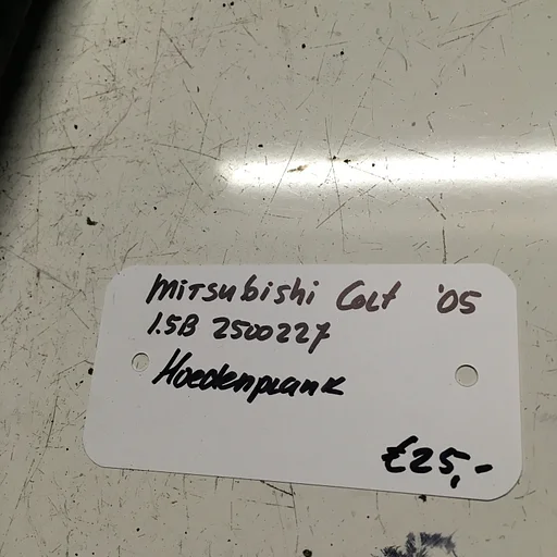 Mitsubishi Colt 1.5B   3drs  kleurcode: 01D 2005 2500227   Hoedenplank
