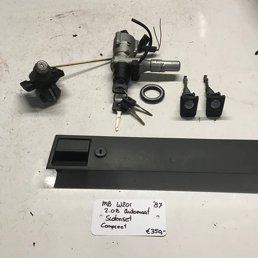 Mercedes W201 2.0 Benzine Automaat 1987   Sloten set Contactslot met 4 sleutels Dashboardkastjeslot 2 x Deurslot 1 x Kofferbakslot