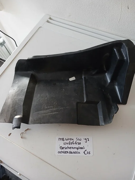 MB W124 sw 2.2B auto.  4drs Beschermplaat achter de accu 1246261630 '93