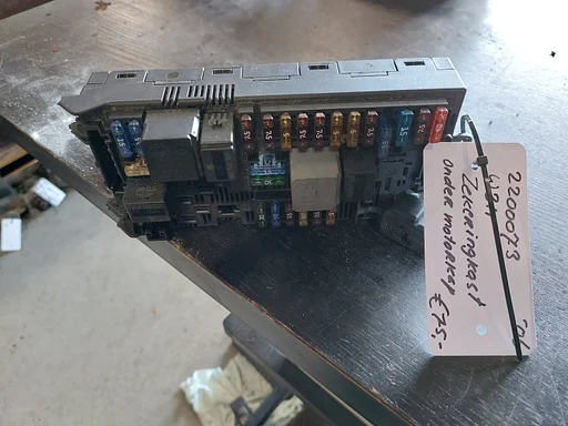 W211 zekeringkast onder motorkap '06