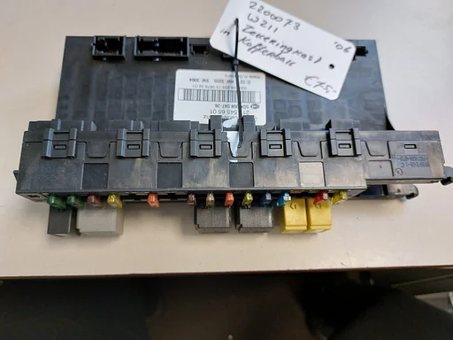 MB W211 zekeringkast in kofferbak '06