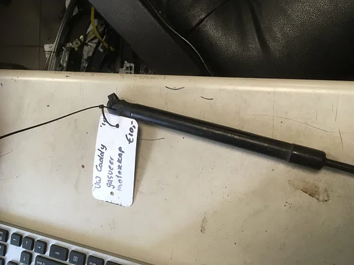 VW Caddy 2010 gasveer motorkap