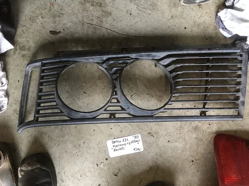 BMW E21  koplamplijst Grille bwjr 1982 rechts