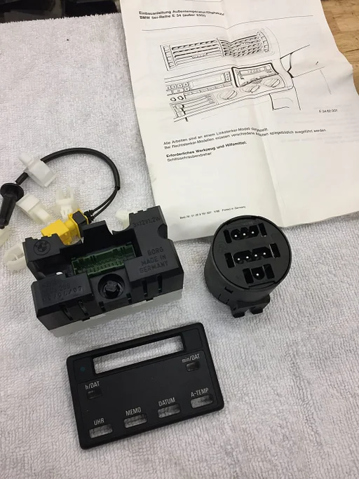 Buiten temperatuur en klok inbouw set BMW E34 oe 62139061418 NIEUW BMW